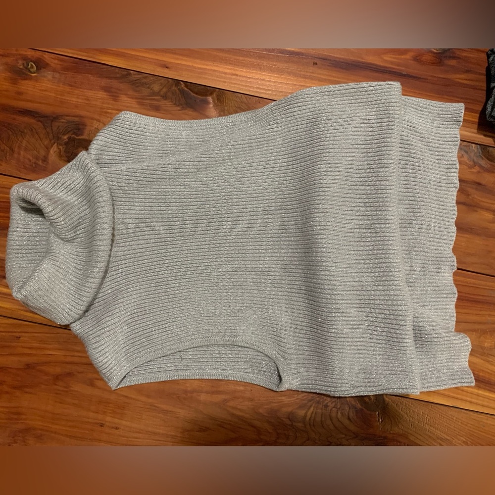 Daisy Fuentes sleeveless top